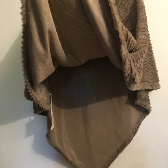 NWT FaDivo New York Sand Textured Poncho: One Size - Picture 4 of 7